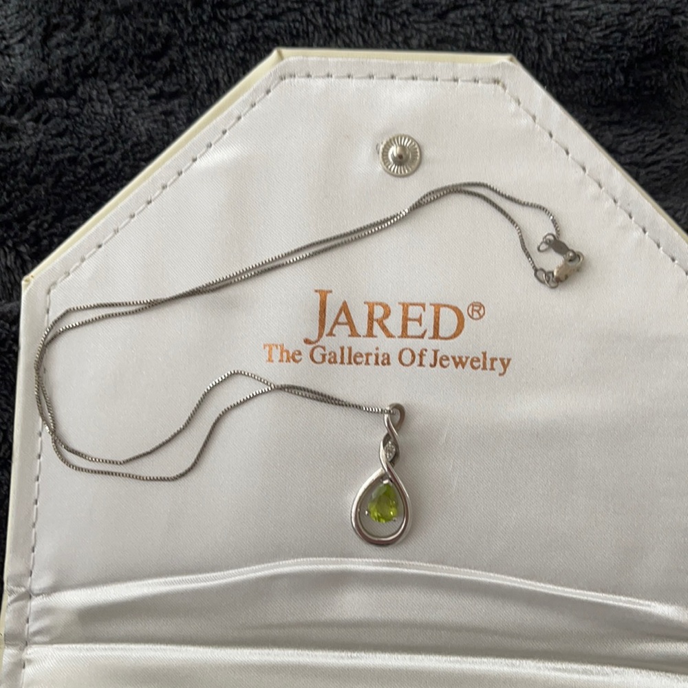 Green stone necklace with diamond